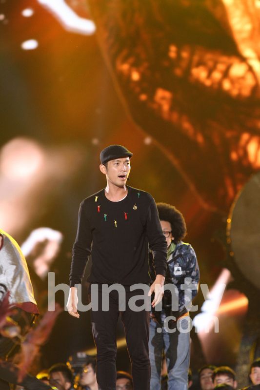 钟汉良跨年彩排人气高 重现天龙八部经典主题曲