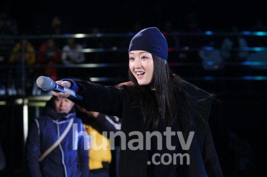 杨钰莹现身芒果跨年彩排 甜美如少女被赞逆生长