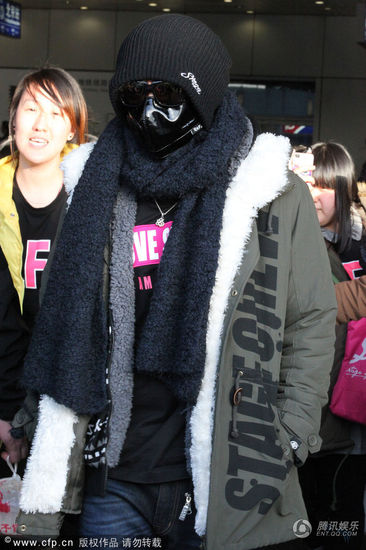 罗志祥戴“防毒面具”现身 粉丝送“主席套餐”