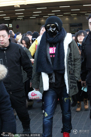 罗志祥戴“防毒面具”现身 粉丝送“主席套餐”