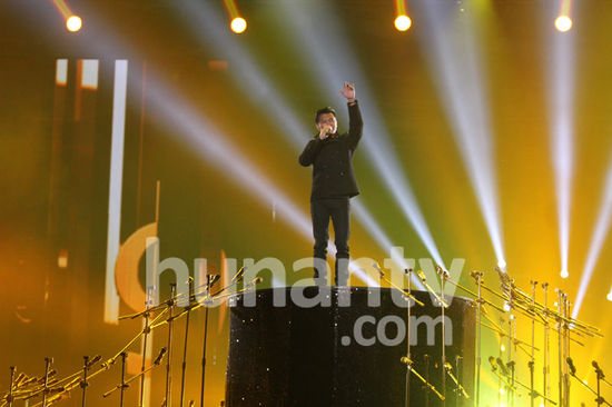 谢霆锋芒果跨年连唱三首 黄绮珊羽泉飙高音(图)