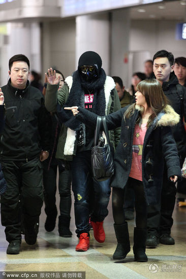 罗志祥戴“防毒面具”现身 粉丝送“主席套餐”