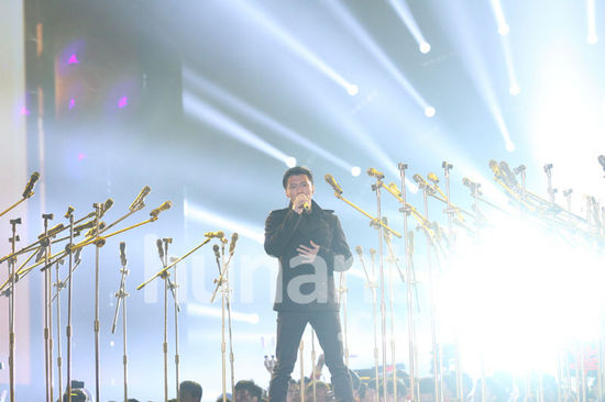 谢霆锋芒果跨年连唱三首 黄绮珊羽泉飙高音(图)