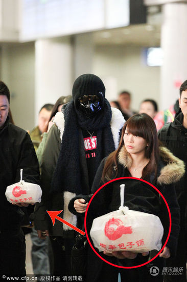 罗志祥戴“防毒面具”现身 粉丝送“主席套餐”