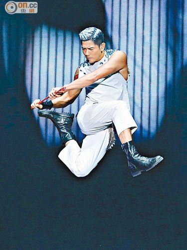 郭富城负伤献唱悼梅艳芳 医生抽瘀血建议休息