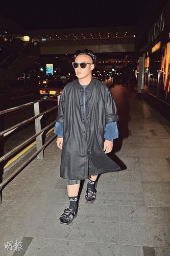 陈奕迅香港跨年情绪不佳 黑脸甩妻独自离开派对