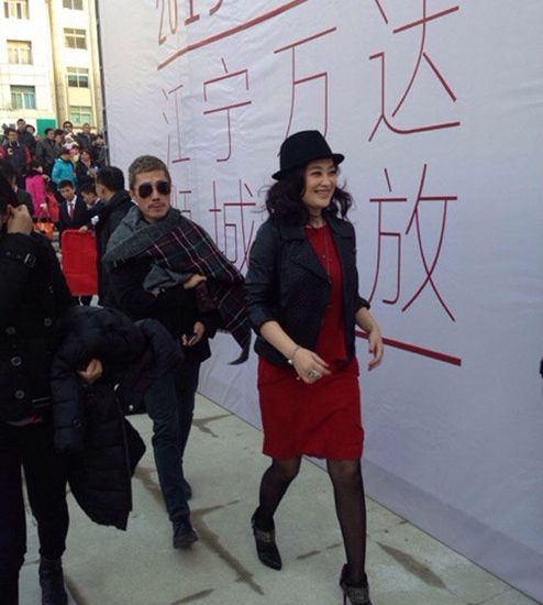 梅婷产后首次公开露面 家乡南京开餐厅(图)