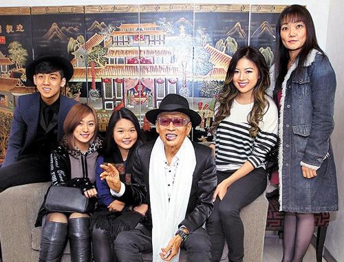 高凌风患癌自曝吐血染红床铺 三代同堂享天伦