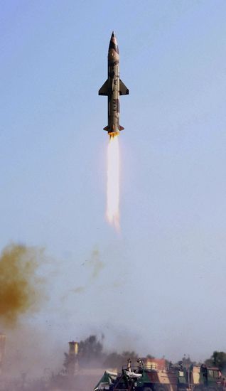 印度今日成功试射大地2弹道导弹 可携核弹头
