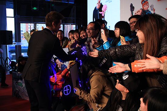 田亮出席活动人气爆棚 被粉丝簇拥亲切互动