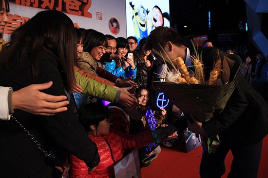 田亮出席活动人气爆棚 被粉丝簇拥亲切互动