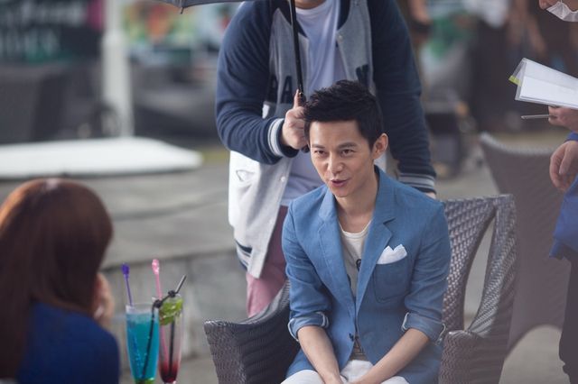 《不爱不散》何炅凭心理战抢女友 治愈邓丽欣