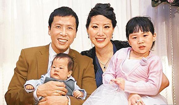 甄子丹微博赞汪诗诗表思念 成娱乐圈爱家典范