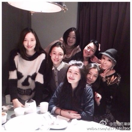 大s吴佩慈等姐妹淘聚会 准妈妈丰腴出镜