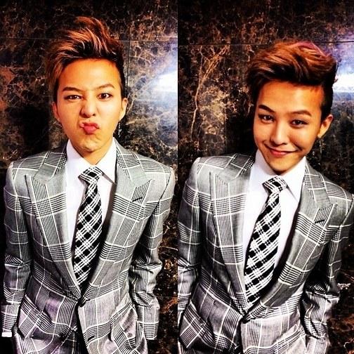 g-dragon自爆表情照 穿西装搞怪个性足(图)