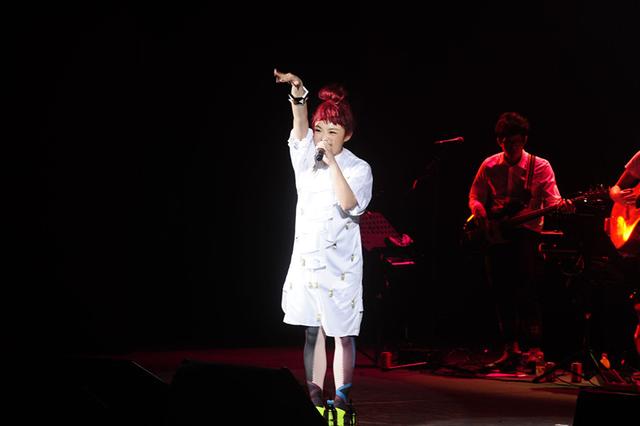 徐佳莹新加坡搞怪红头开唱 现场豪放征老公