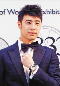 潘玮柏被曝与地产千金同居 经纪人：只是好朋友