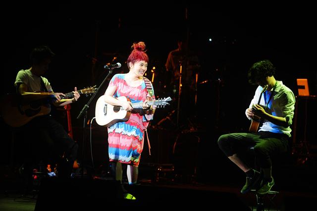 徐佳莹新加坡搞怪红头开唱 现场豪放征老公