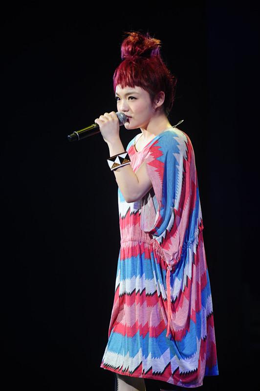 徐佳莹新加坡搞怪红头开唱 现场豪放征老公