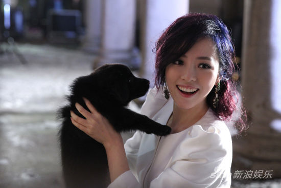 张靓颖《微笑以后》mv扮演真实自我