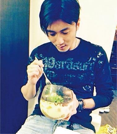 谢霆锋专心做饭照曝光 离婚后常制作美食