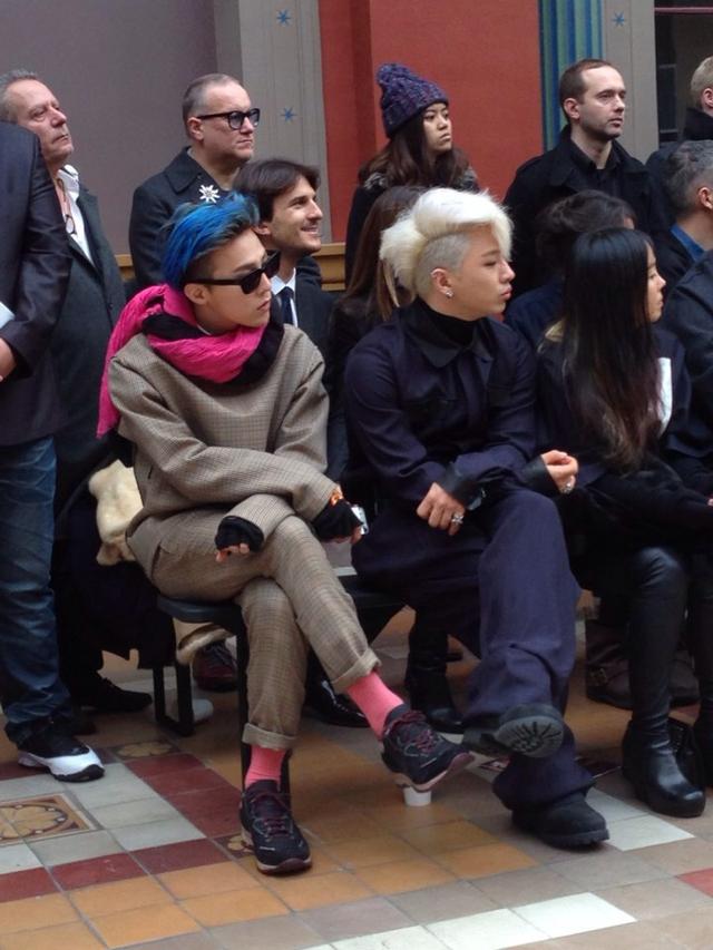 权志龙与太阳巴黎看秀 个性穿搭潮范儿十足