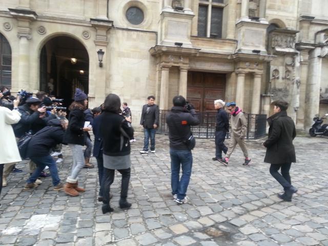 权志龙与太阳巴黎看秀 个性穿搭潮范儿十足