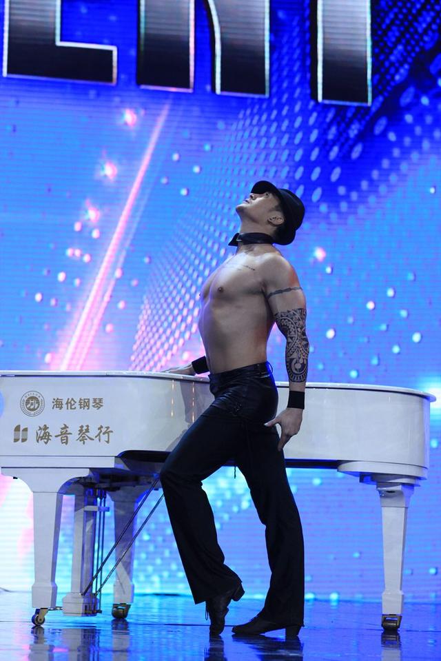 《达人秀》猛男大跳脱衣舞 性感马达臀电晕赵薇