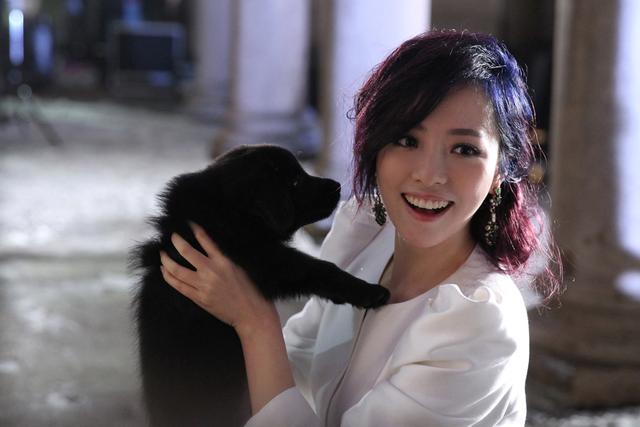 张靓颖成央视春晚熟脸 新生代崛起聚集年轻观众