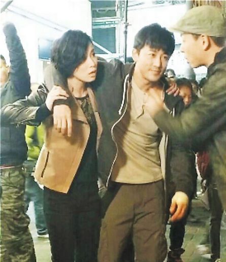 林峯搭佘诗曼肩膀逛街 无惧再传绯闻