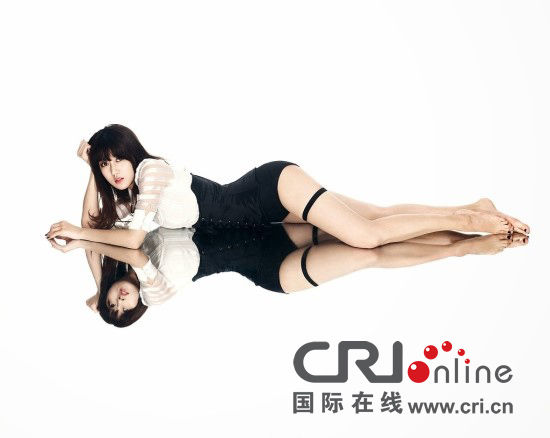 rainbow blaxx丝袜拍大片 玩转镜面效果秀翘臀