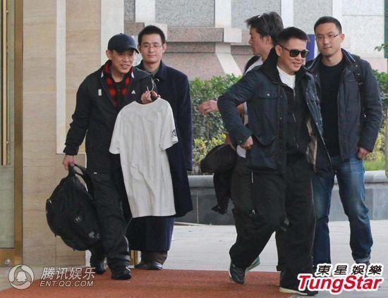 李连杰发福现身 亲哥哥低调变助理抱衣服