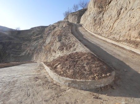 陕西米脂水利 局长祖坟 前修专用道 县领导坐豪