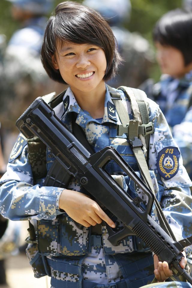 《<em>超级女兵</em>》再现女兵生活 剧情撞车《<em>火凤凰</em>