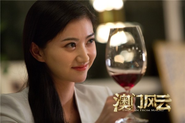 《澳门风云》热映 景甜上演<em>邦女郎</em>桥段_娱乐