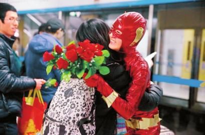 女白领扮成闪电侠为路人送花盼恋爱先问有房