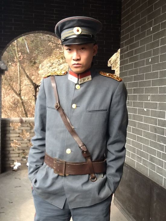 《十月围城》播出 张承阳首次出演帅气军官