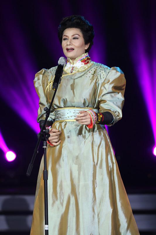 瞿颖扮德德玛惊呆众人《大咖秀》现最强女高音