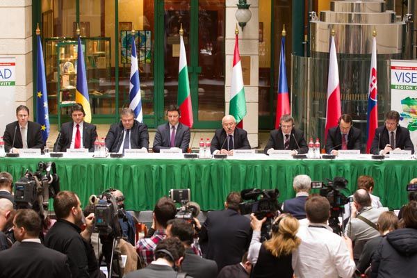 120亿美元经济援助_特朗普提供120亿美元援助美国农民 以便有时间谈判达成贸易协议