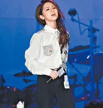 茜拉《歌手2》服装 道具 状况频出 门外偷听张杰