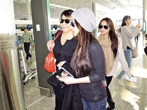 梁家辉与太太十分融入女儿们的生活