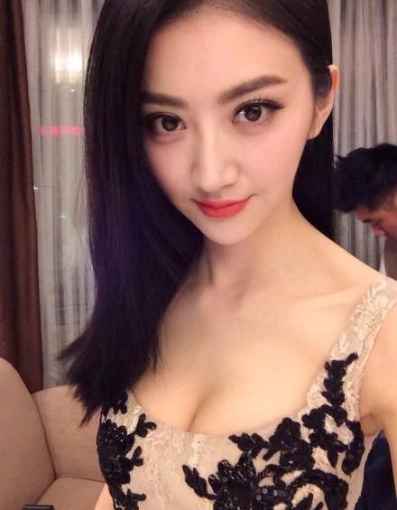 <em>景甜</em>晒<em>性感</em>自拍照露乳沟 神秘男出镜引猜测_娱