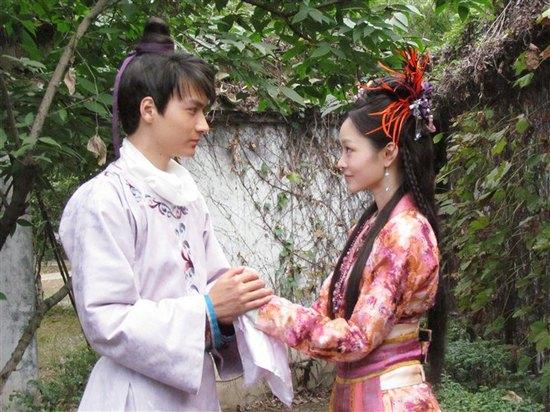 改编自台湾言情小说作家席绢的处女作《交错时光的爱恋》与《戏点鸳鸯
