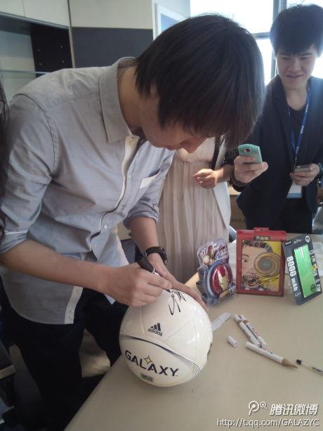 跑不死铁男代言电子产品 李铁执着续写足球梦