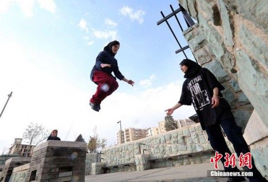 组图:伊朗<em>女子跑酷</em>宣泄压力 高难动作令人折服