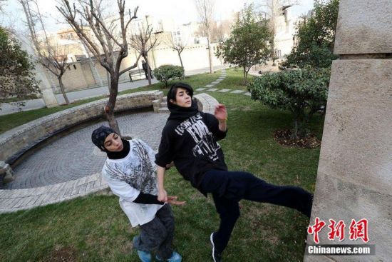 组图:伊朗<em>女子跑酷</em>宣泄压力 高难动作令人折服