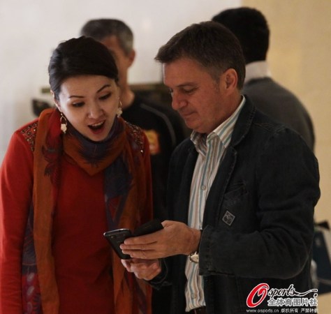银狐轻轻一指就让美女笑得花枝乱颤