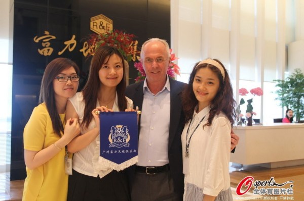 银狐轻轻一指就让美女笑得花枝乱颤