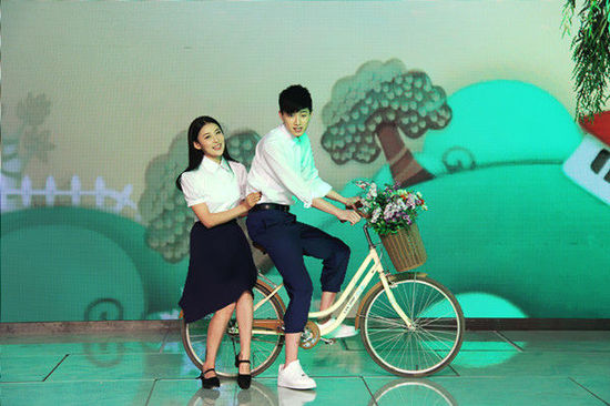 贾青做客《我爱我的祖国》 能歌善舞展多才多