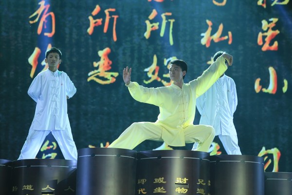 《出彩》半决赛蔡明热舞 男男拉丁 挑逗李连杰